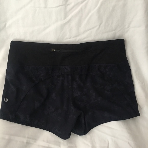 Lululemon run time ll 4” short size 6 - Picture 7 of 9